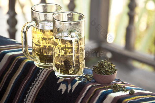 桌上有茶叶的绿色茶杯