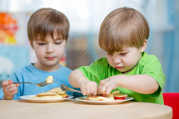 可爱极了苹果宝贝饮料男孩