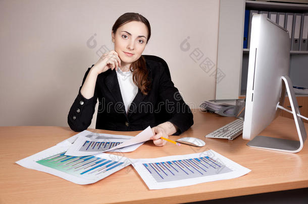 办公室有财务报告的女商人