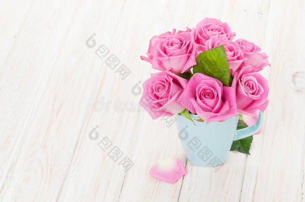 清新的春天花园粉红色玫瑰花束