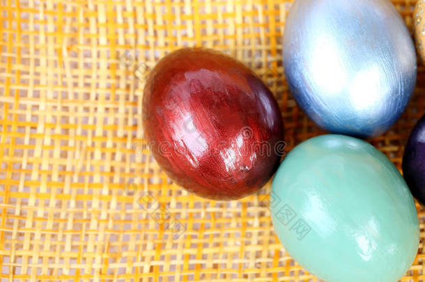 竹编背景上五颜六色的复活节彩蛋