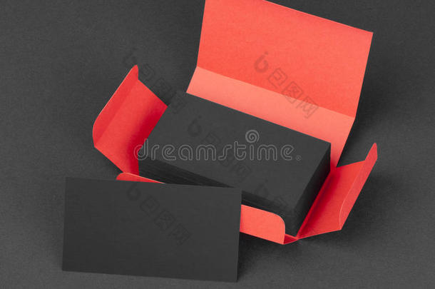 红色盒子里的<strong>黑色名片</strong>。