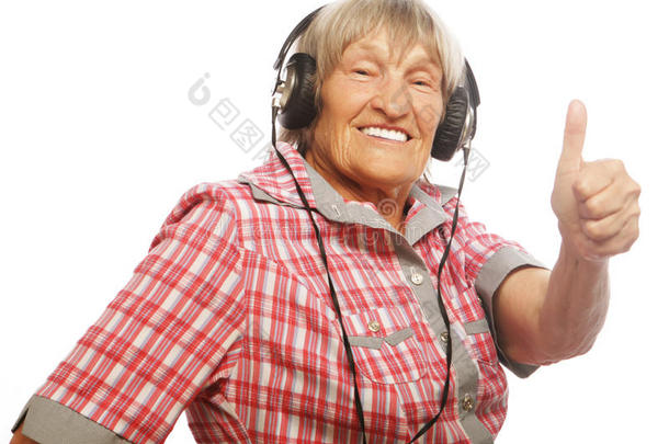 有趣的老太太在听音乐