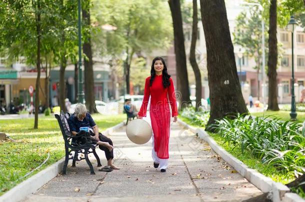 优雅的年轻越南女人在公园里