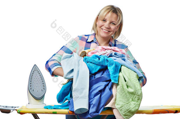 美丽快乐的女人家庭主妇拿着一堆洗熨的衣服