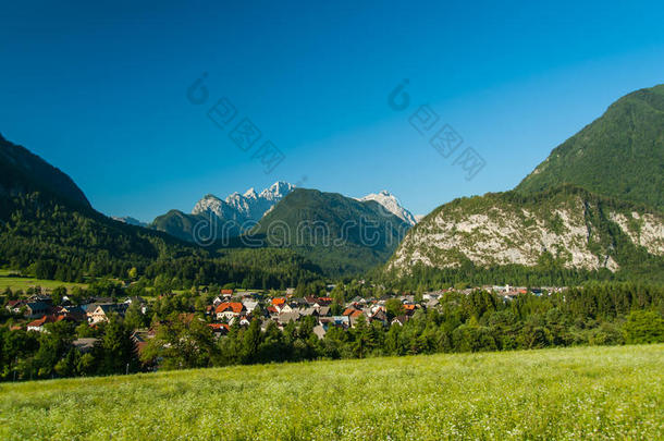 阿尔卑斯山吸引力背景美丽的蓝色