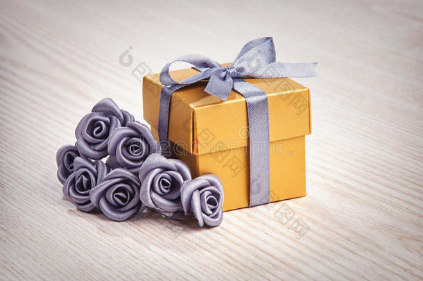 灰色花朵和金色礼盒