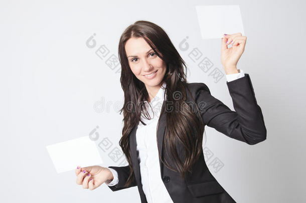 商务妇女持有两张白卡