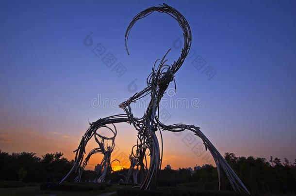 夕阳下北京奥林匹克森林公园的一座独特的雕塑
