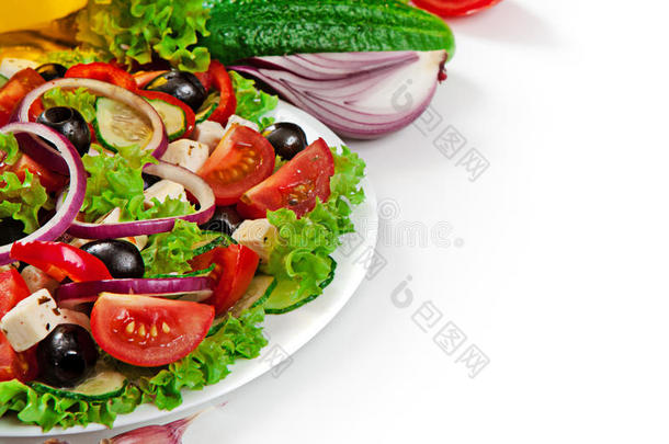希腊美食-新鲜蔬菜沙拉隔离在白色背景