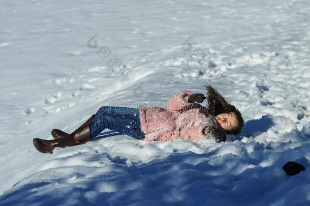 可爱的十几岁女孩在白雪中玩耍