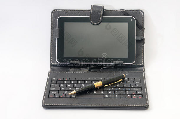 安卓平板电脑和带键盘的金笔