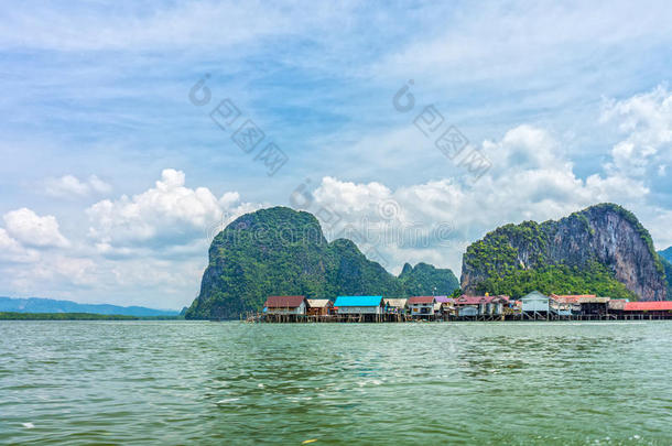 亚洲亚洲的海湾蓝色盐水