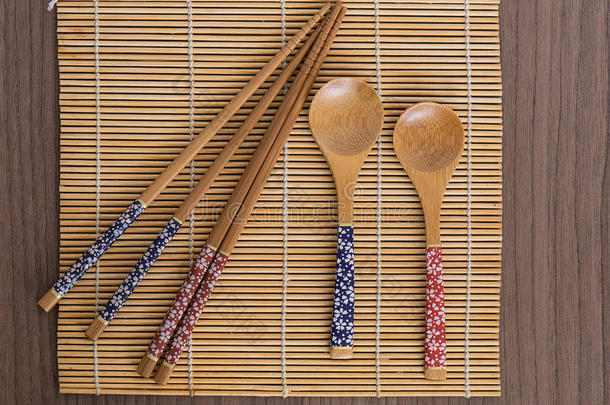 竹子寿司工具在竹垫上