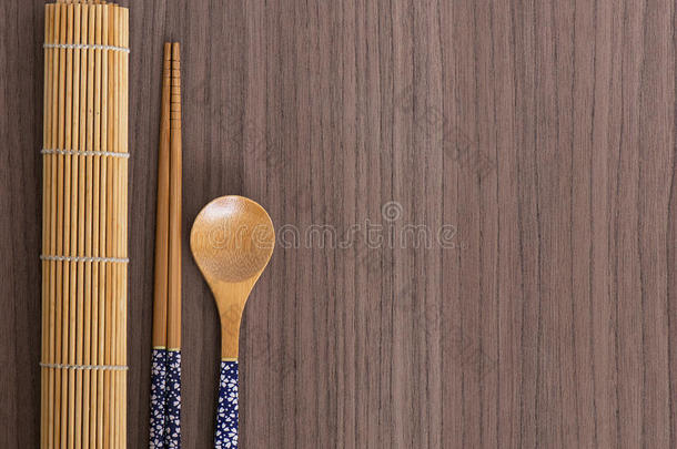 蓝色寿司筷子和勺子