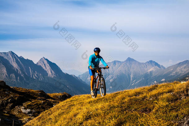 高山骑自行车的女人