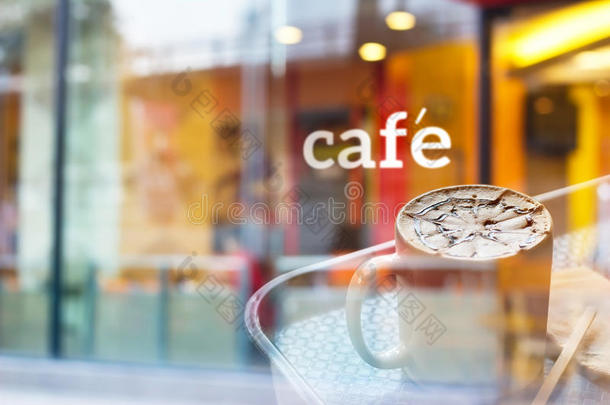 色彩斑斓的咖啡店和镜子前的文字咖啡馆，柔和模糊的概念