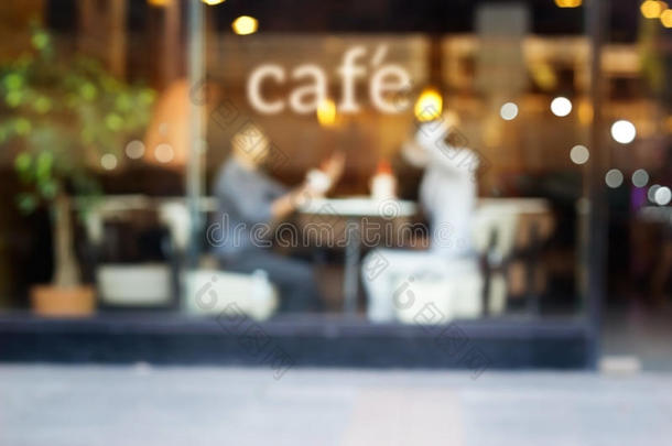 抽象的人在咖啡店和文字咖啡馆前面的镜子，柔和模糊的概念