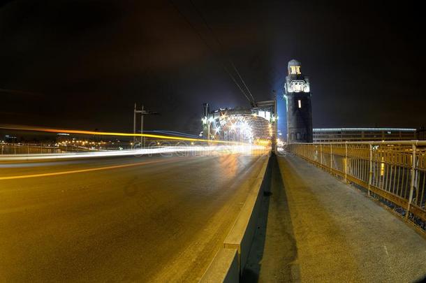 布尔什<strong>霍金</strong>斯基大桥横跨圣彼得堡的涅瓦河，夜间照明
