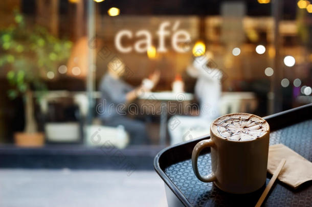 抽象的人在咖啡店和文字咖啡馆前面的镜子，柔和的焦点