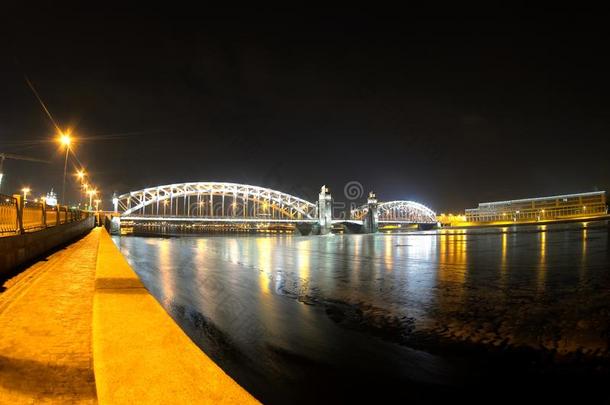 布尔什霍金斯基大桥穿过圣彼得堡的涅瓦河