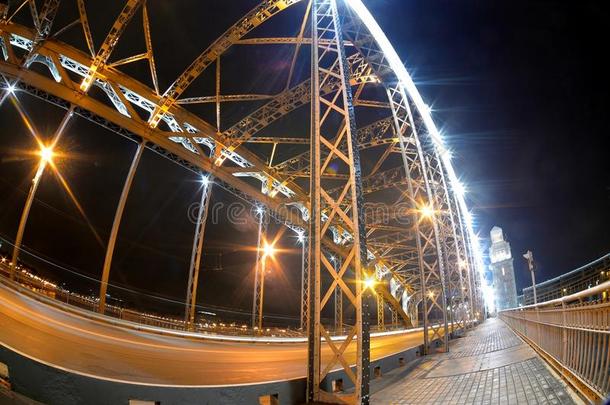 费什耶在布尔什<strong>霍金</strong>斯基大桥上的景色，穿过圣彼得堡的涅瓦河，在夜间照明
