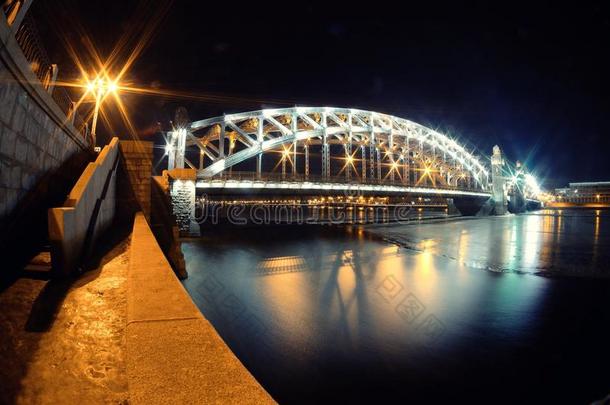布尔什<strong>霍金</strong>斯基大桥穿过圣彼得堡的涅瓦河