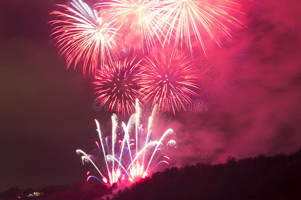 惊人的鲜红烟花庆祝新年2015年在布拉格的节拍器雕塑