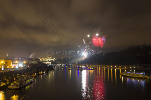 令人惊叹的红色和黄色烟花庆祝新的2015年在布拉格与历史城市的背景