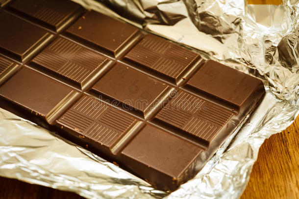 黑巧克力棒在打开的铝箔包装。