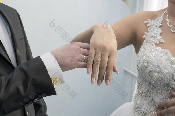 新婚夫妇的结婚戒指