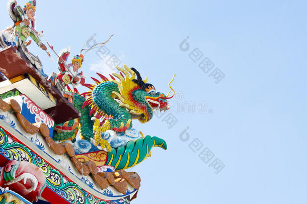 蓝天屋顶上的中国龙装饰