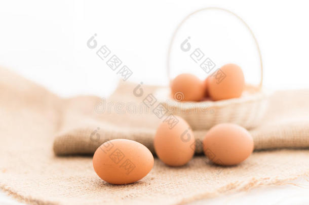 竹篮里的鸡蛋