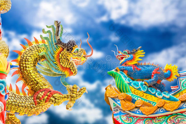 中国风格的龙像和天空。