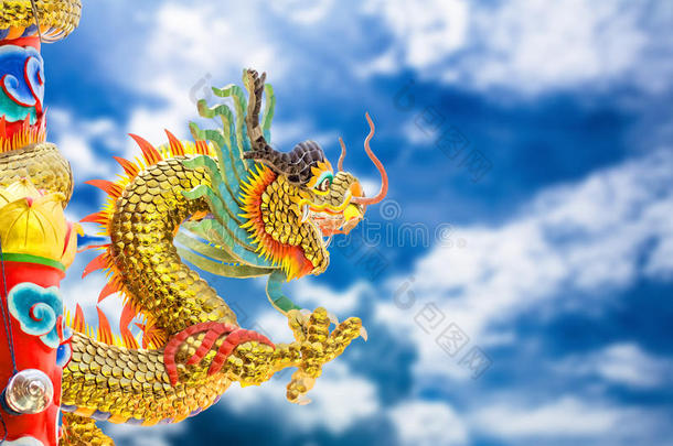 中国风格的龙像和天空。