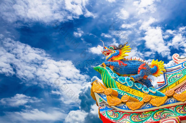 中国风格的蓝天龙雕像。