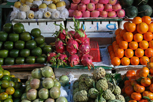 水果和蔬菜在色调（越南)的市场上销售）