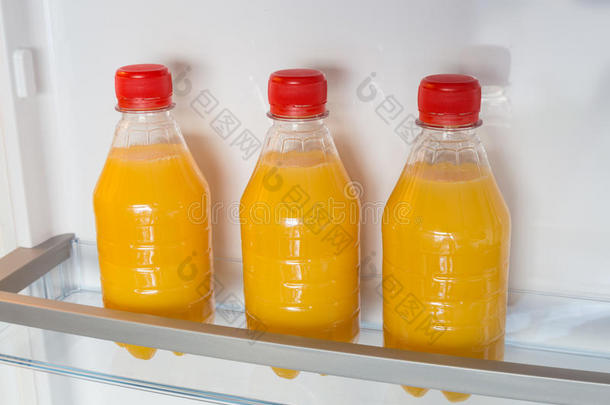 饮料冷却填满食物冰箱