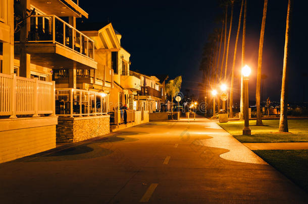 夜间沿海滨木板路的建筑物