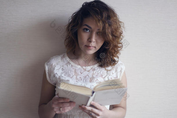 女孩读一本书孤立东方