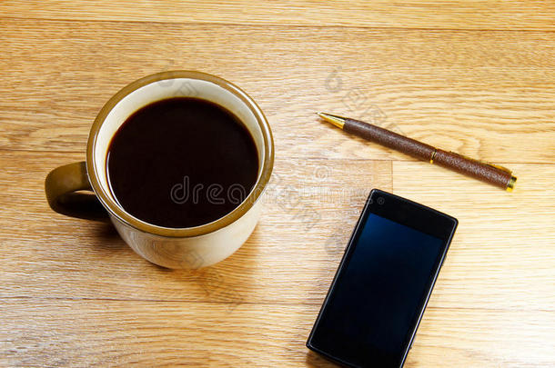 一杯咖啡，一部电话和一支钢笔