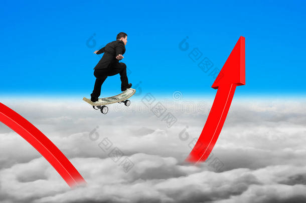 商人滑板上红色增长箭头图与天空cl