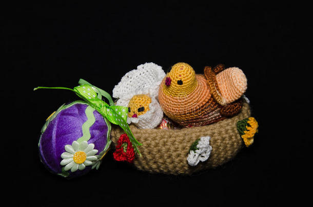 复活节篮子和复活节鸡蛋在春天