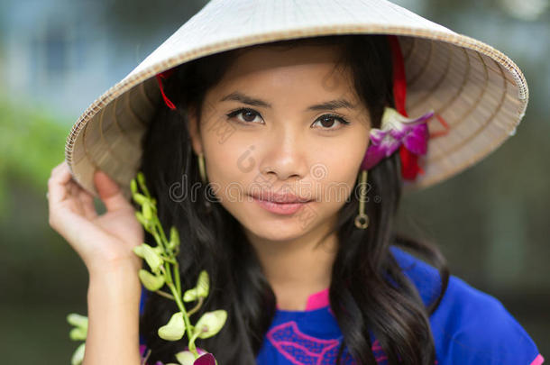 有吸引力的严肃的越南年轻女人