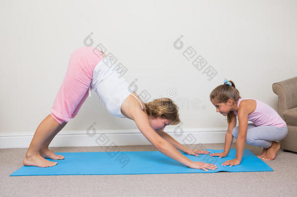 妈妈和女儿在做瑜伽