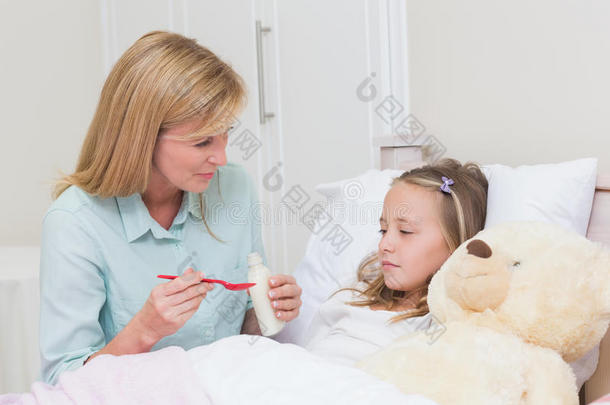 母亲给女儿开咳嗽药