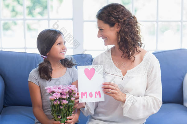 可爱的女孩给她妈妈<strong>送花</strong>和卡片