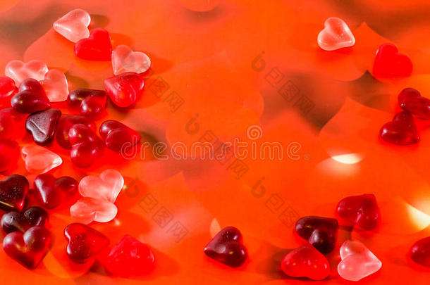 彩色（粉红色，红色和橙色），透明心形果冻，红色心光背景