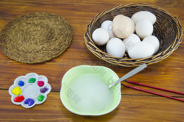 煮熟的鸡蛋准备涂上复活节