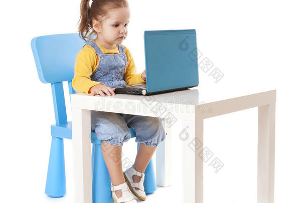 小女孩使用笔记本电脑-孤立-股票图像